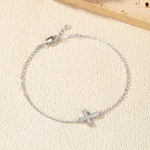 Armband med kors i moissanite – pavéfattat korshänge i färg D på länkkedja i 925 sterlingsilver