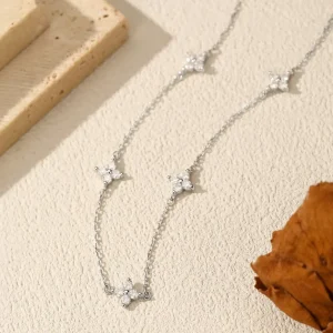 Moissanit halsband med klöver-stationer - fem blommor av 20 stenar i 925 silver, kedja 40 cm plus 5 cm förlängning